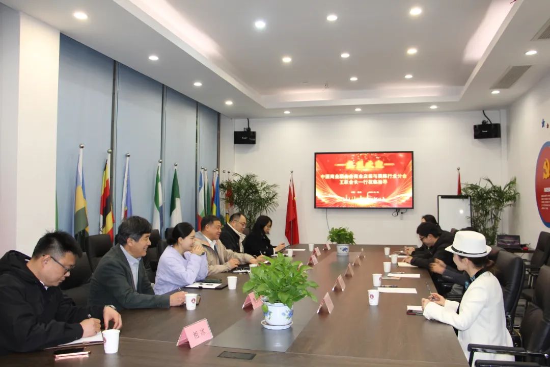 中國(guó)商聯(lián)商業(yè)店裝與展陳行業(yè)分會(huì)會(huì)長(zhǎng)王躍一行到訪浙江工商大學(xué)創(chuàng)業(yè)園參觀交流、共促發(fā)展